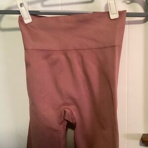 Cuyana Luxury Leggings Size S/M. Approximately (24) inch waist and (24) inseam.